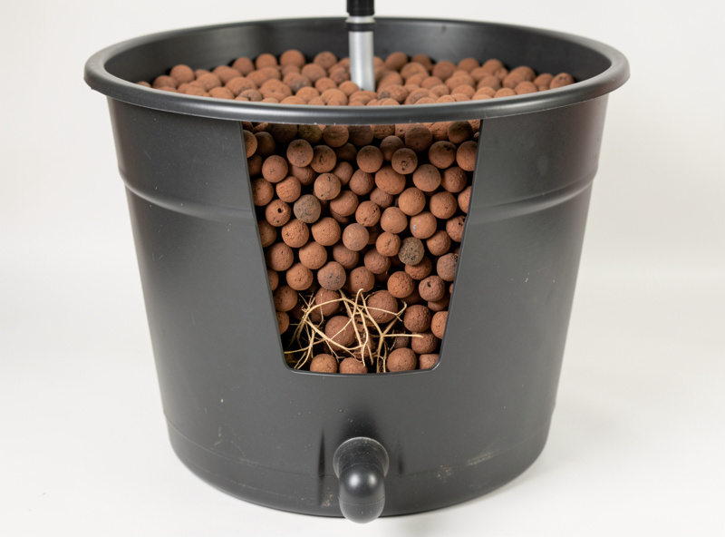 Cutaway of a Dutch bato-style five-gallon bucket filled with clay pebbles, top drip line and siphon drain